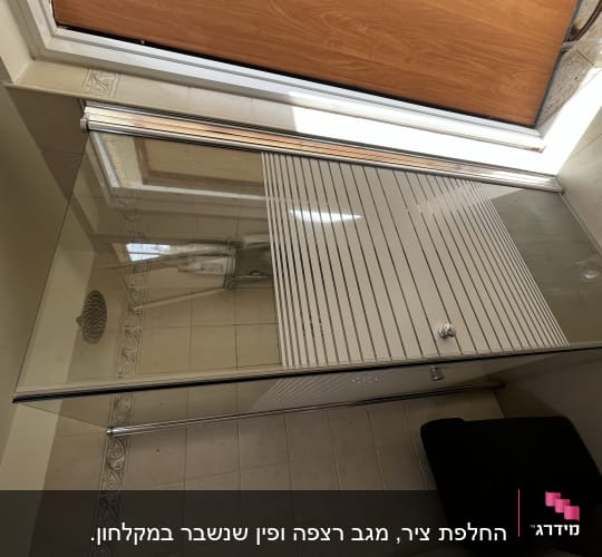 מקלחון זכוכית עם ראש מקלחת עגול